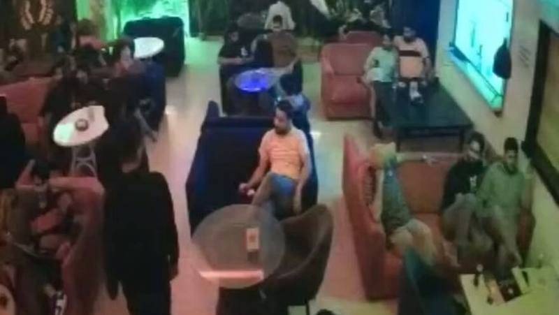 لاہور کے ایک   کیفے میں لڑکی کو ہراساں کرنے سے منع کرنے پر امیر زادے کی فائرنگ، سیکیورٹی گارڈ زخمی،  زیراستعمال ویگو ڈالے کی نمبر پلیٹ بھی جعلی نکلی 