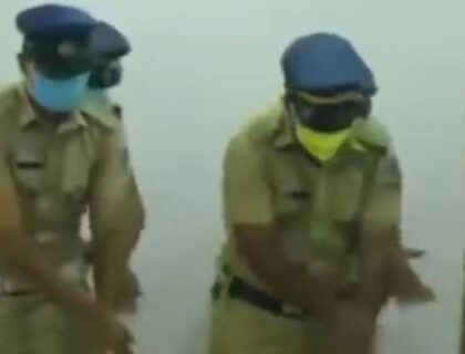 بھارت میں شوہر کی مسجد میں شکایت پر مردوں کے جتھے کا خاتون پر بہیمانہ  تشدد، گرفتاریاں