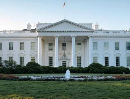 ٹریکنگ ڈیوائس پہنی بلی وائٹ ہا ﺅس میں داخل ہوگئی ، صحافی بھی حیران پریشان