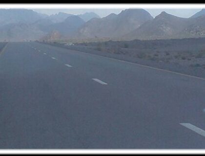 بلوچستان کے ضلع قلات میں مسلح افراد نے ہائی وے بلاک کردی، متعدد سرکاری عمارتیں نذر آتش