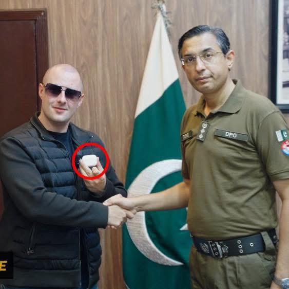 “دبئی سے جہلم تک: برطانوی یوٹیوبر نے ایئرپوڈز کی بازیابی کا مشن مکمل کر لیا”